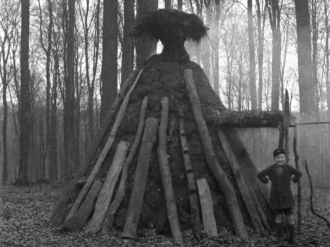 Historische Bilder von einer Köhlerhütte und von 2 Kohlemeilern